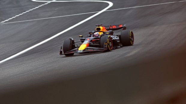 Nizozemský jezdec Max Verstappen vyhrál sprint v rámci Velké ceny Číny formule 1 a upevnil si vedení v průběžném pořadí mistrovství světa