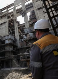 Pracovník si prohlíží škody na ukrajinské elektrárně po ruském útoku