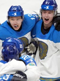 Hokejisté Kazachstánu slaví gól