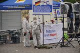 Policejní vyšetřovatelé pracují na místě, kde muž napadl několik lidí u krajně pravicového informačního stánku hnutí Buergerbewegung Pax Europa (BPE) na centrálním trhu v německém Mannheimu, 31. května 2024