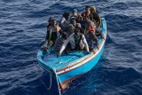 Migranti na lodi u břehů Libye.