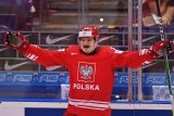 Polský hokejista Krzysztof Maciaś se raduje z gólu Polska proti Lotyšsku