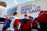 Fanoušci čekající před O2 Arenou, kde hraje zápasy mimo jiné i česká hokejová reprezentace