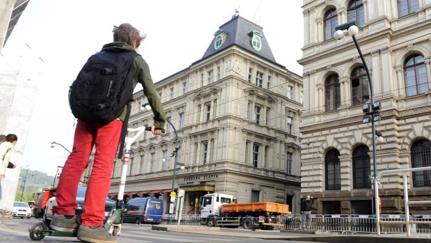 2. den po výbuchu plynu mezi Smetanovým nábřežím a Divadelní ulicí v centru Prahy.
