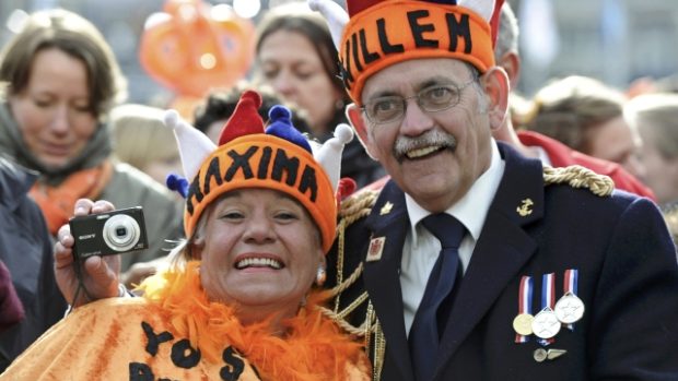 Abdikace nizozemské královny Beatrix. Lidé před královským palácem v Amsterdamu