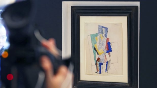 Obraz Pabla Picassa Muž s gibusem - skládacím cylindrem. Mladý Američan ho vyhrál v tombole aukční síně Sotheby´s v Paříži