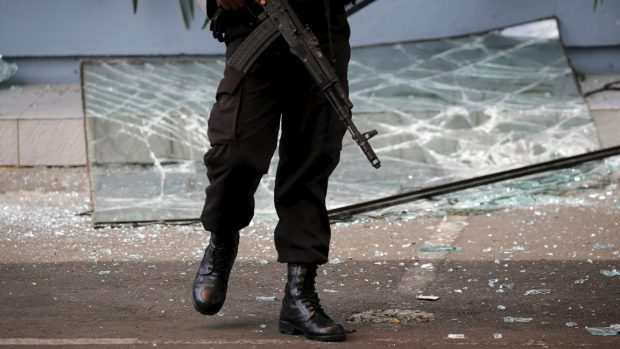 V centru indonéské Jakarty zaútočili teroristé (zbraně, útok, násilí)