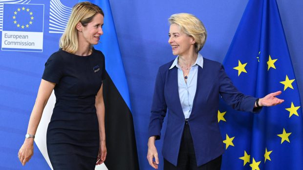 Předsedkyně Evropské komise Ursula von der Leyenová (vpravo) a estonská premiérka Kaja Kallasová