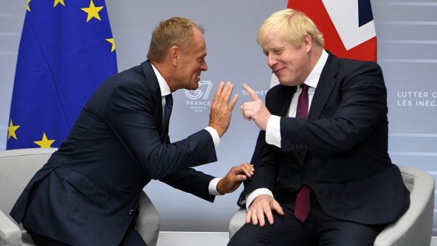 Předseda Evropské rady Donald Tusk před jednáním s britským premiérem Borisem Johnsonem na summitu G7 ve Francii