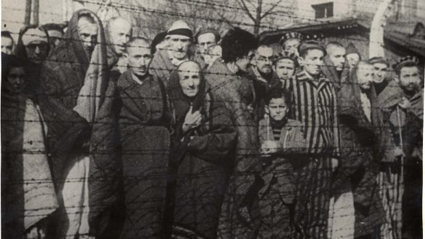 Fotografie vězňů po osvobození Březinky před 75 lety