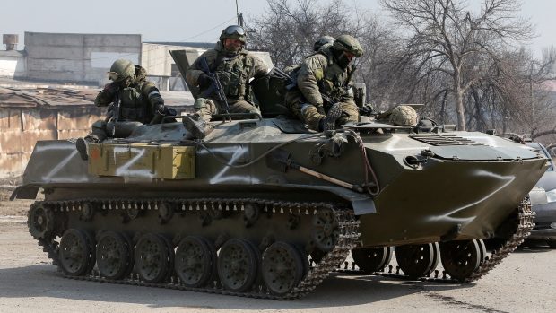 Ruská vojenská technika je označena symbolem „Z“