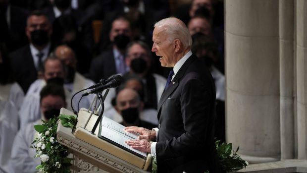 Americký prezident Joe Biden během projevu na pohřbu Madeleine Albrightové