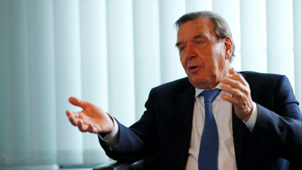 Gerhard Schröder ve své berlínské kanceláři