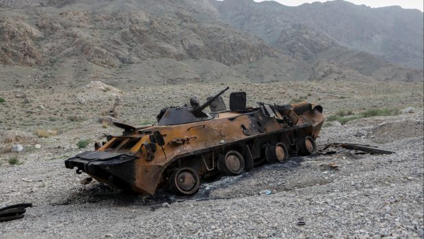 Ohořelý obrněný transportér kyrgyzských sil. Střety vypukly na hranici mezi tádžickou provincií Sughd a kyrgyzskou provincií Batken