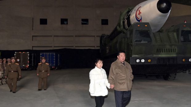 Severokorejský vůdce Kim Čong-un si spolu se svou dcerou prohlíží balistickou raketu