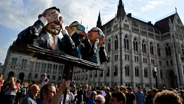 Tisíce lidí v Budapešti demonstrovaly na podporu učitelů