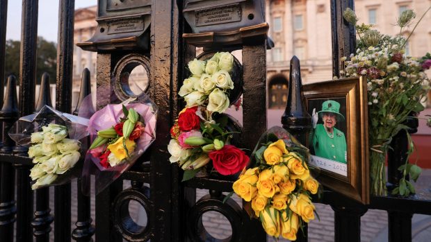 Na zesnulou panovnici už během týdne vzpomínali sami Britové