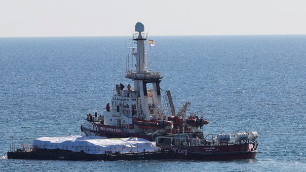 Španělské záchranné plavidlo Open Arms odjíždí s humanitární pomocí z Larnacy do Gazy