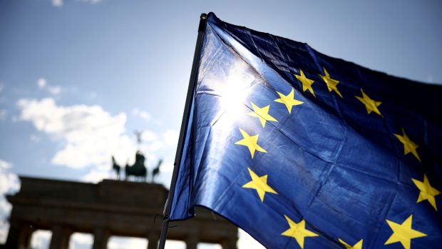 Vlajka Evropské unie před Braniborskou bránou v Berlíně