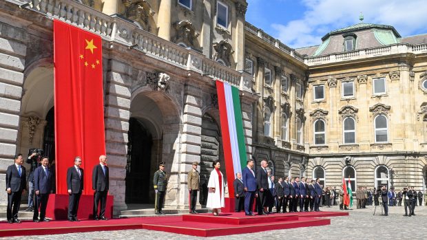 Maďarský prezident Tamas Sulyok přijímá čínského prezidenta Si Ťin-pchinga s vojenskými poctami v Budapešti