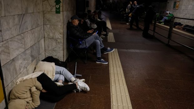 Lidé se ukrývají během ruského útoku ve stanici metra v Kyjevě (fotografie z 1. 6. 2024)