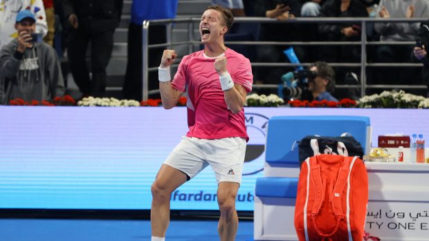 Jiří Lehečka slaví po výhře nad Carlosem Alcarazem ve čtvrtfinále turnaje ATP v katarské Dauhá
