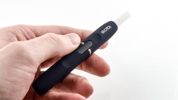 Zahřívaný tabák HEETS se inhaluje tabákovým strojkem IQOS. Výrobek na trh uvedla společnost Philip Morris v polovině roku 2017.