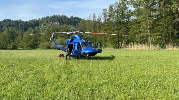 Hořící les na Mladoboleslavsku pomáhá hasit vrtulník