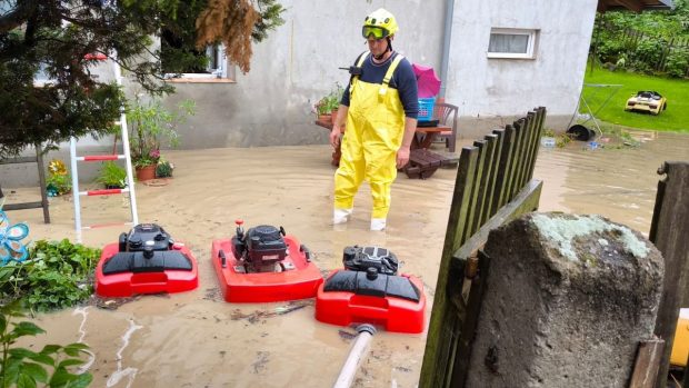V obci Bor na Karlovarsku pomáhali hasiči odčerpat vodu