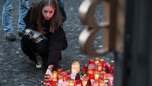 Lidé pokládají svíčky před sídlem Karlovy univerzity