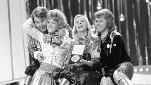 Švédská popová skupina ABBA. Zleva: Benny Andersson, Anni-Frid Lyngstadová, Agentha Faltskogová a Bjorn Ulvaeus