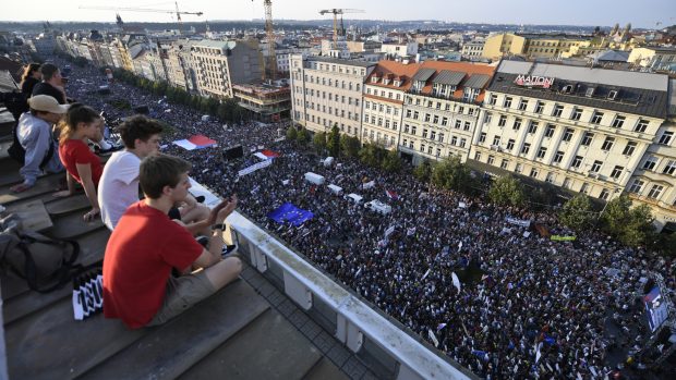 Demonstrace za demisi premiéra Andreje Babiše z ANO a ministryně spravedlnosti Marie Benešové za ANO se podle pořadatelů zúčastnilo na 120 tisíc lidí.