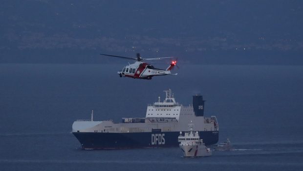 Turecká nákladní loď, kterou se u italské Neapole pokusili unést migranti