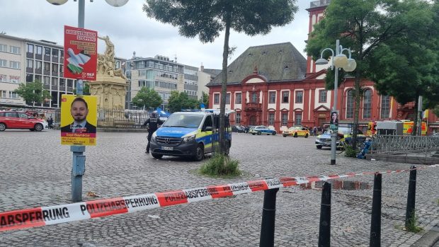 Muž v centru německého Mannheimu zranil nožem několik lidí