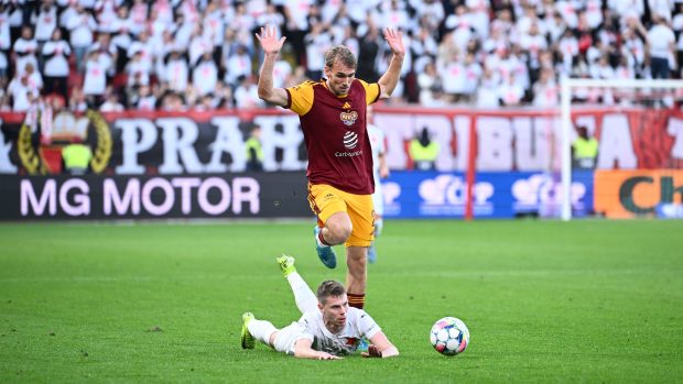 Jakub Zeronik z Dukly v souboji o míč s Davidem Douděrou ze Slavie