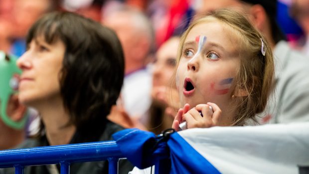 Napětí hokejových zápasů prožívá i malá fanynka Francie