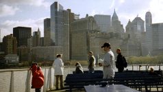 Výletníci se kochají siluetou Manhattanu