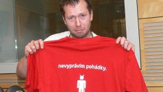 Xavier Baumaxa s tričkem Rádia Česko