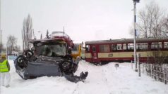 Nehoda osobního vlaku s kamionem na železničním přejezdu v Kolíně.