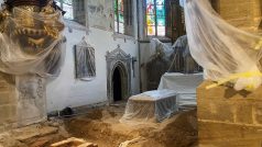 Příprava na nový oltář v kostele svatého Bartoloměje v Pardubicích