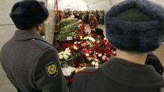 Moskvané oplakávají mrtvé ve stanici metra Lubjanka.