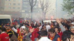Fanoušci Galarasaraye před derby s Ferenbahce