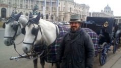 Fiakrista Baron má tři koně. Že je majitel stáje, se pozná podle jeho šedého klobouku. Černý klobouk nosí obyčejní kočí