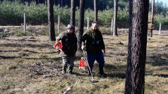 Práce pyrotechniků v lesích u Ralska