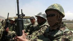 Vojáci afghánské armády přijíždějí na vojenské letiště v Kábulu