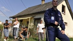 Maďarský policista hlídkuje v romské čtvrti v obci Gyöngyöspata