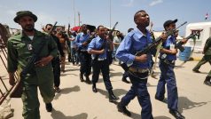 Libyjští povstalci pochodují před rakví svého spolubojovníka zabitého v Misurátě Kaddáfího vojáky