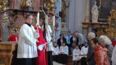 Uctívání kříže při velkopátečních obřadech