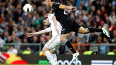 Real Madrid&#039;s Gonzalo Higuain (L) and Valencia&#039;s Ricardo Costa challenge the ball during their Spanish first division soccer match
