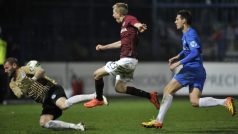 Slovan Liberec - Sparta Praha. Brankář Liberce David Bičík inkasuje druhý gól od Ladislava Krejčího ze Sparty